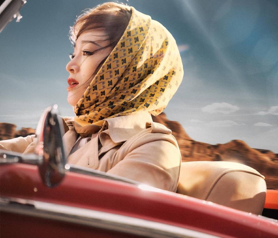 巩俐复古头巾造型大片气场全开 卷发红唇眼神霸气插图1