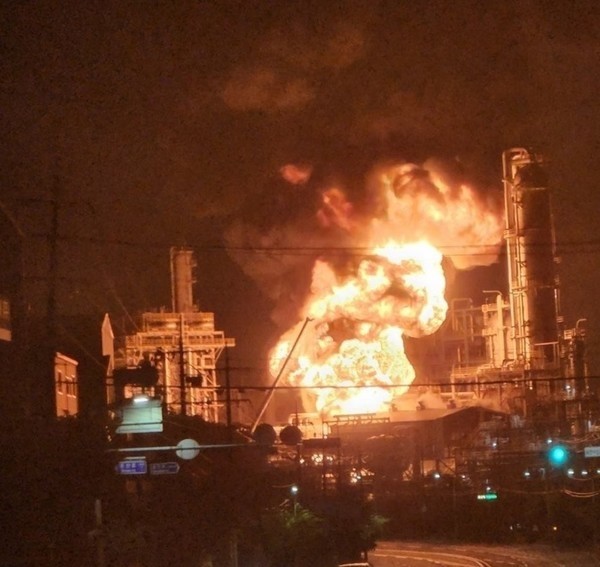 韩国一炼油厂大爆炸致1死9伤：火柱腾起数十米附近震感剧烈