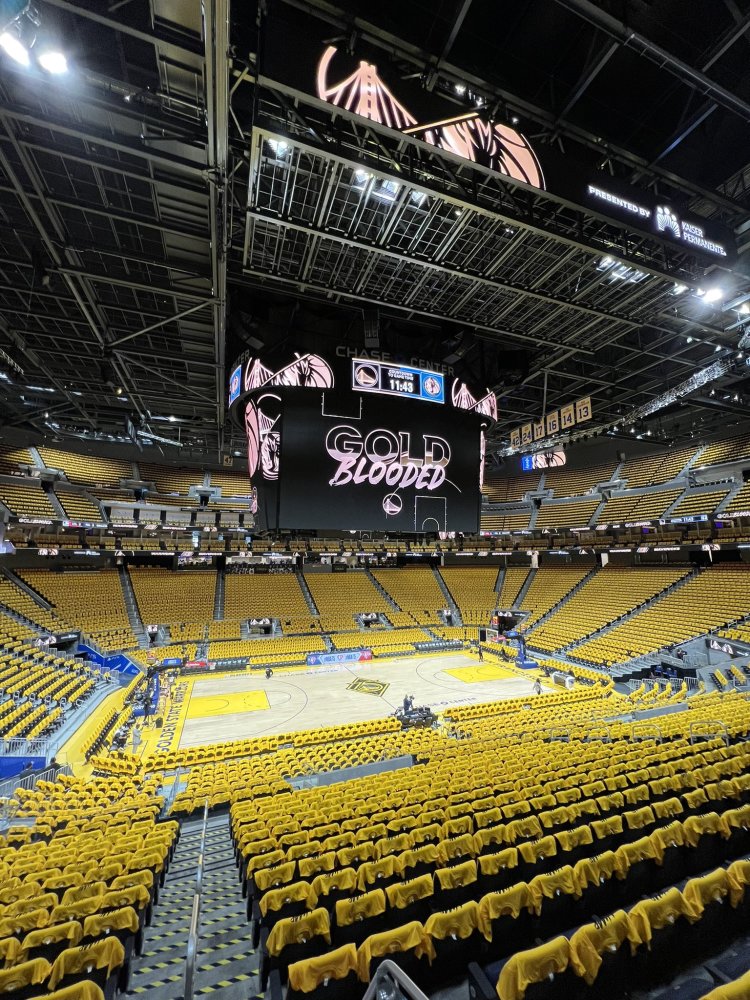 西决第一场,勇士主场是一票难求,球馆爆满.