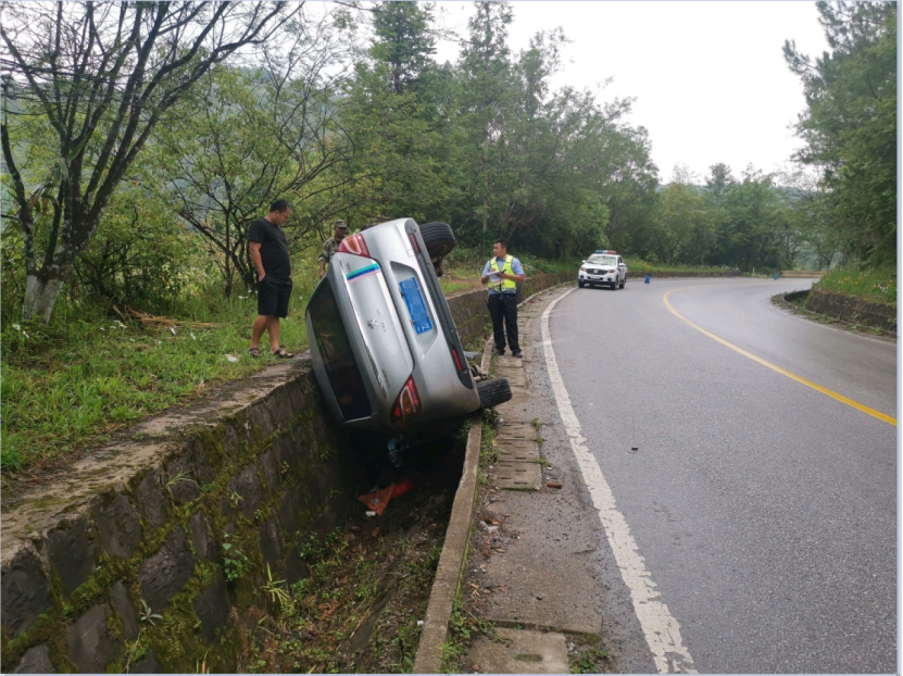 由于路面湿滑,车速过快发生单方道路交通事故,造成车辆受损