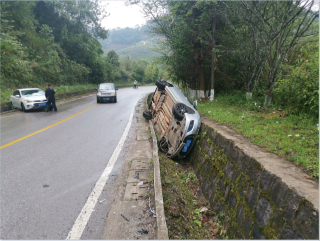 第一起导致车辆侧翻的两起交通事故普洱辖区内就因道路湿滑近日稍不