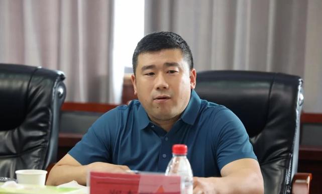 湖北省体育局党组成员,副局长郑李辉在观看盛帆女篮训练过程中,郑李辉