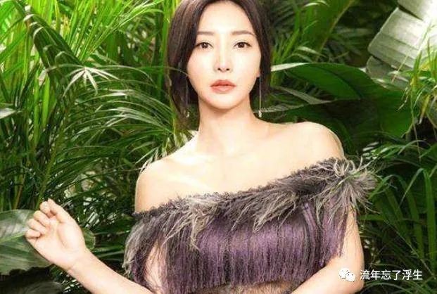 柳岩穿低身材蓝裙礼服,无意弯下身那刻,网友:太吸引眼球完美女神