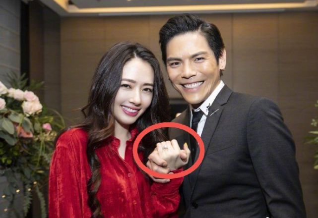 郭碧婷婚戒图片