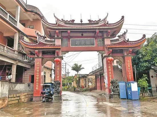 狮东村因狮山得名.狮山又叫狮球头,形如卧狮,气势雄伟.