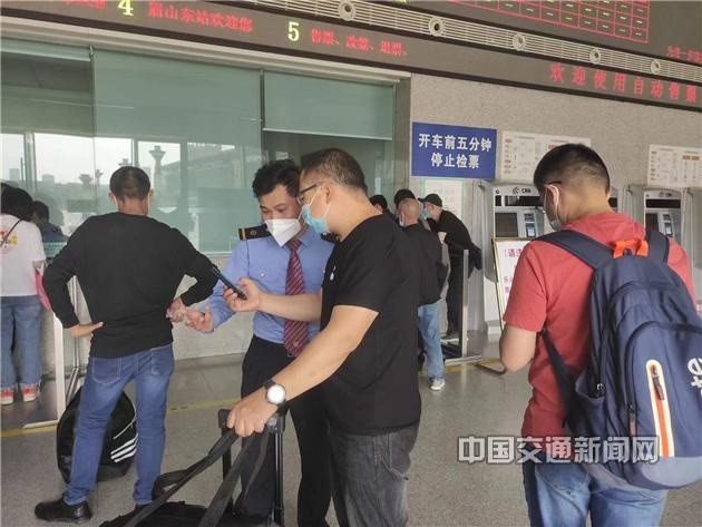 雅安地震部分列车晚点 成都车务段为旅客做好退票改签等服务
