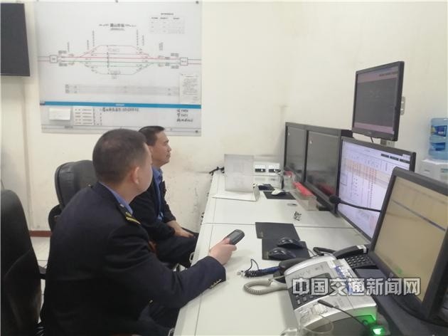 雅安地震部分列车晚点 成都车务段为旅客做好退票改签等服务