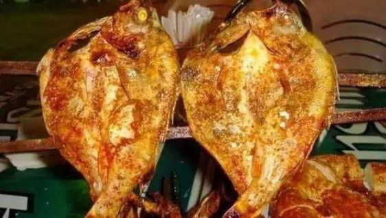 库尔勒和博湖县夜市上以"五道黑","鲫鱼"为主料的烤鱼,是博斯腾湖特色