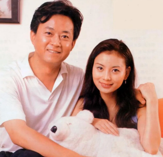 朱军妻子晒合照庆520!颜值不输女明星,58岁丈夫脸部臃肿显老态