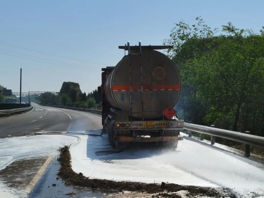 消防救援人员到场后,发现罐体后侧有多处破损,不断有液体泄漏.