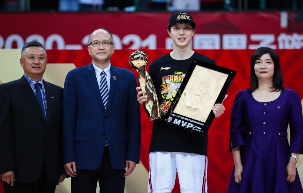 正式签约胡明轩降薪留在广东宏远杜锋靠他冲击总冠军