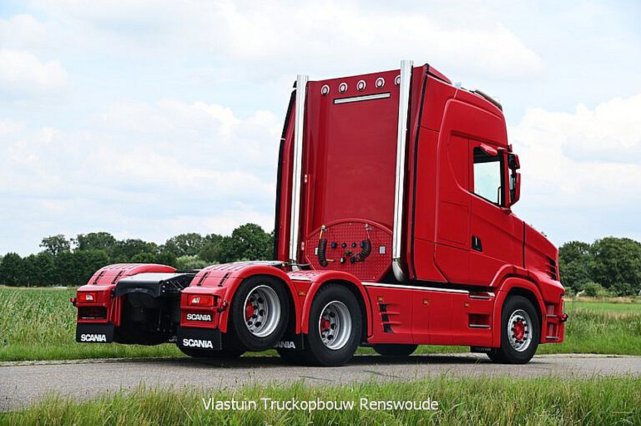 据了解,这款全新推出的770st牵引车采用了成熟的模块化零部件,虽然