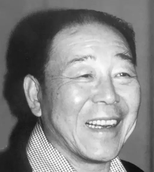 于明德,资深电影演员,曾在数十部电影中担任角色,尤在《沙漠追匪记》