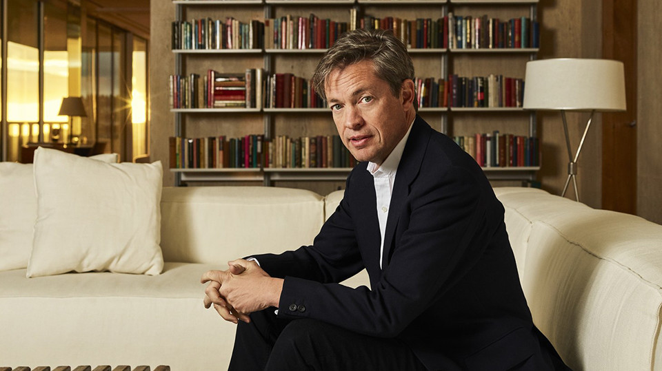 德国和美国双重国籍的伯格鲁恩居无定所,长期住在酒店,因此有"亿万