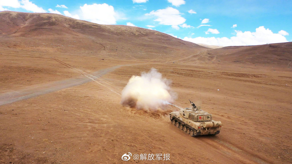 坦克实弹射击考核在海拔4500多米的高原举行听课做题