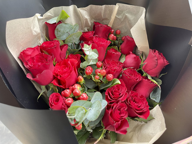 5月20日当天,丈夫王骏托快递小哥,给妻子孙祎璠送去的一束玫瑰花.