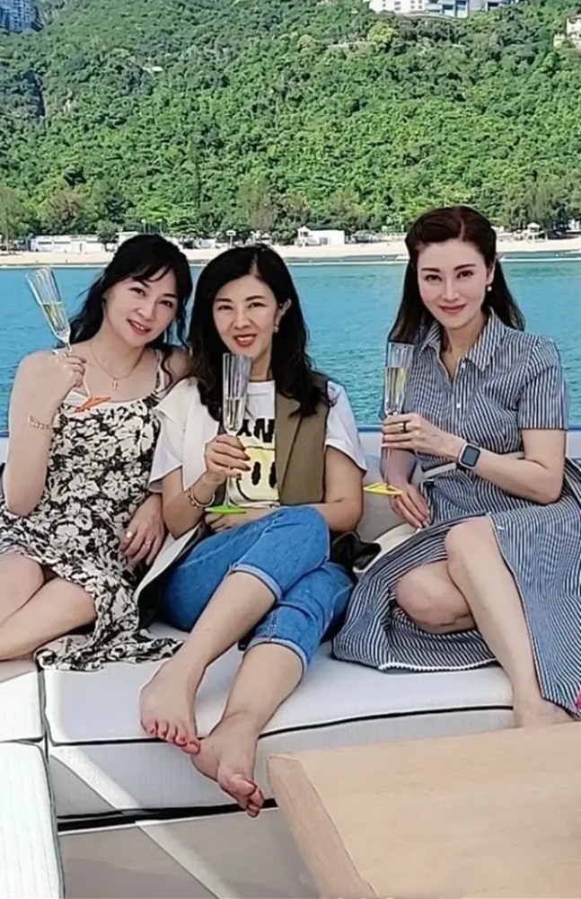豪华游艇大聚会!李嘉欣穿衬衫裙喝酒秀身材,打扮惊艳似选美现场