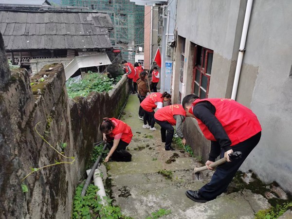 貴州錦屏志願服務進社區清潔家園暖人心