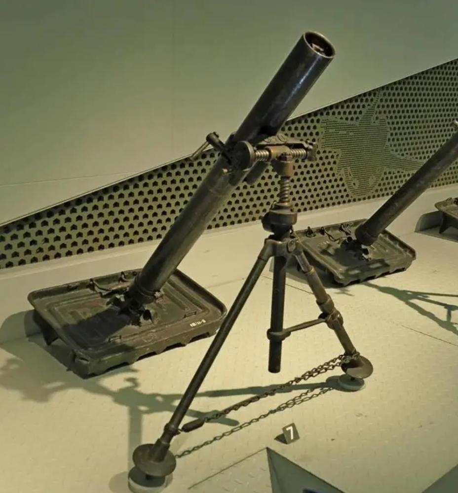 m2型81毫米迫击炮在二战期间也是美军的主要武器,在40年代期间"美械师