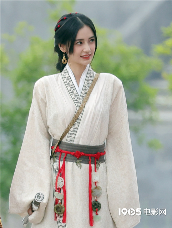 angelababy综艺路透照曝光穿米色汉服温婉可人