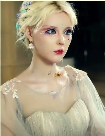 迪丽拉昔日照片曝光,网友称男士的菜,为何她会疯狂整容?