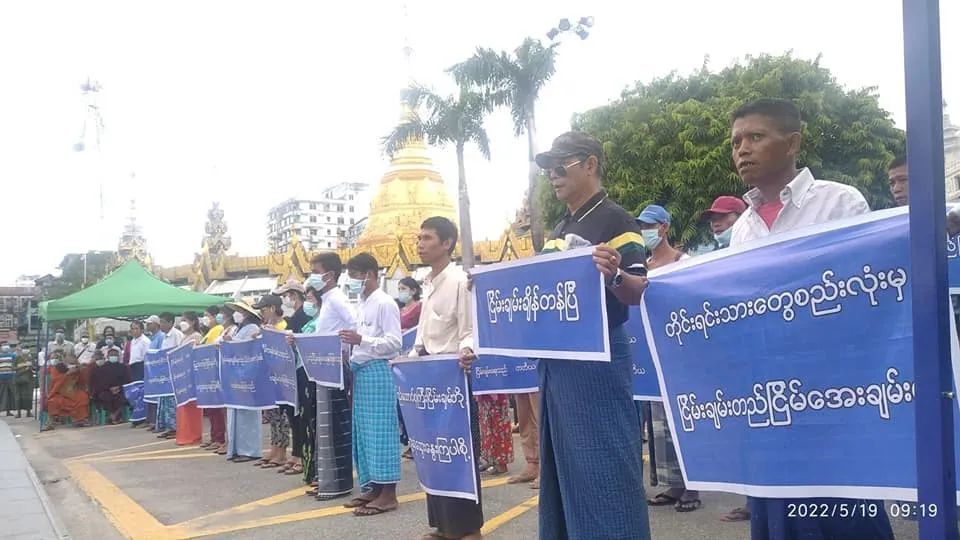 缅甸仰光市中心，大量民众聚集，支持国管委召开和谈会议000029深深房A