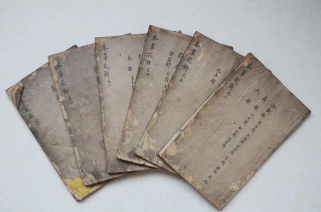 圖書在古代稱作典籍,也叫文獻,兼有文書,檔案,書籍三重意義.