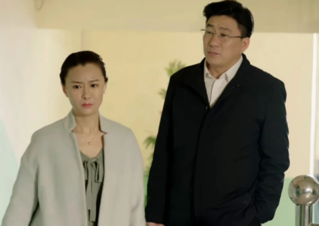 《乡村爱情17》严冬冬与皮长山谢兰同框,透露剧中三者之间的关系