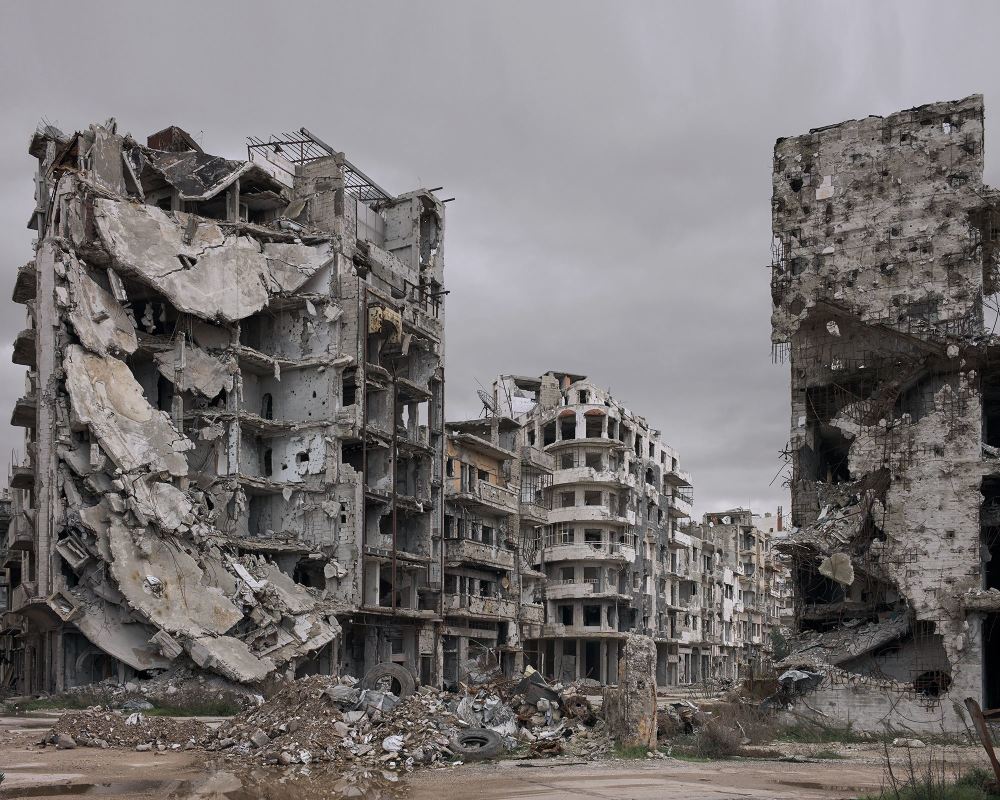 战争废墟看着城市废墟的士兵有人说设计师喜欢搞无中生有的东西,总是