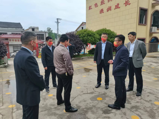 随县教育局局长沈勇一行到小林镇祝林小学调研指导工作