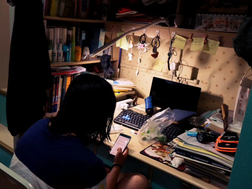 "宿舍因熄灯吵架,是谁在无理取闹?