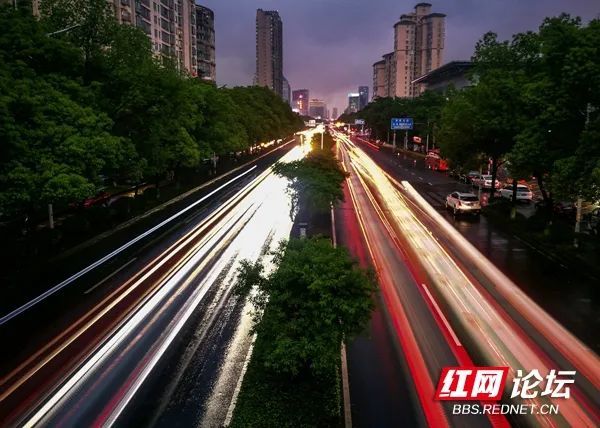 赛博朋克？满满的科技感夜幕下城市道路的光彩