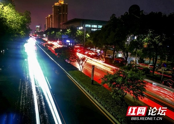 赛博朋克？满满的科技感夜幕下城市道路的光彩