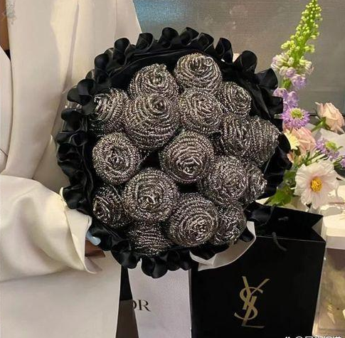 520送女友钢丝球花束寓意情比钢坚,网友:亲爱的,以后碗归你了