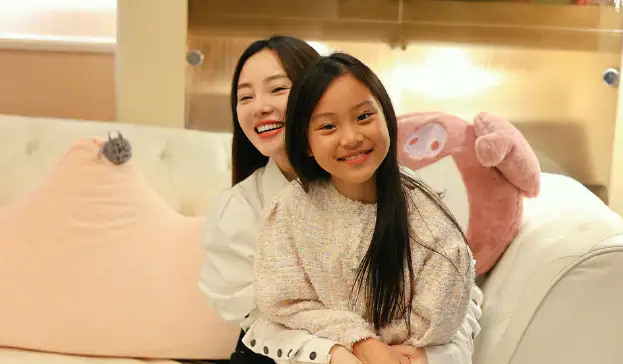 甜馨一家三口过520!小姑娘穿上万套装坐c位,祖孙三代共用一双眼睛