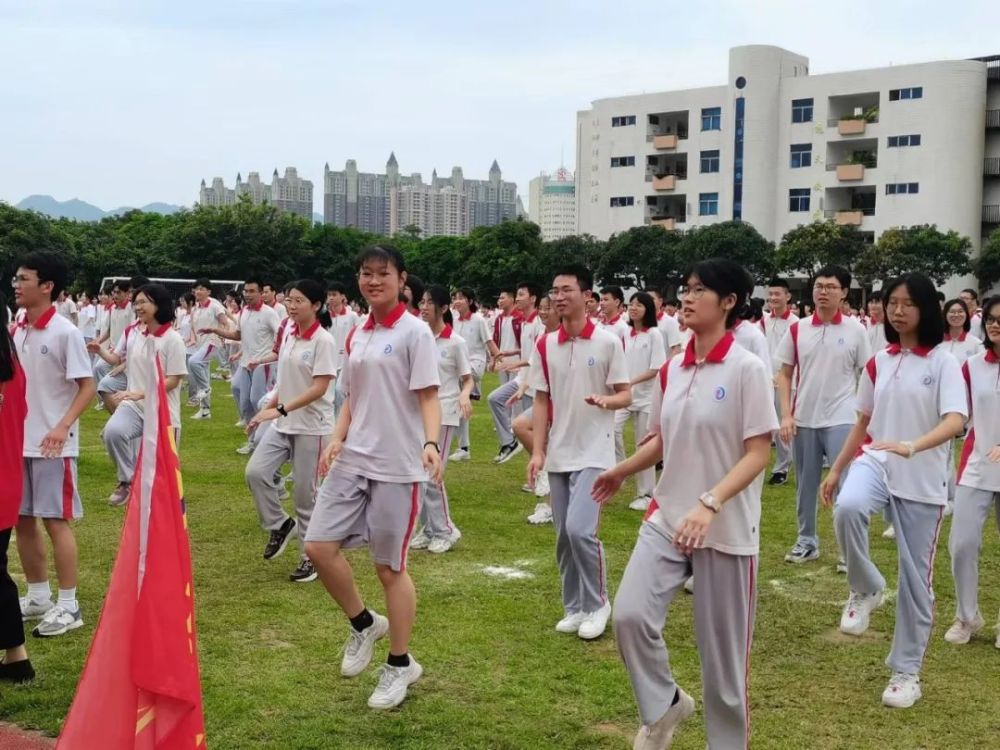 邓发中学图片