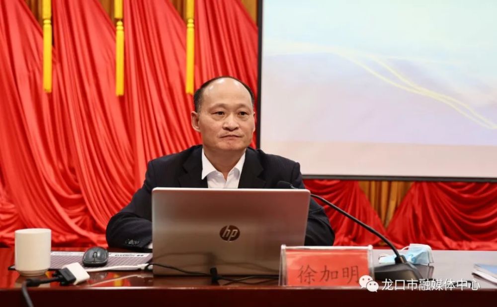 会上,省委党校徐加明教授围绕"宏观经济形势与政策分析"主题,进行专题