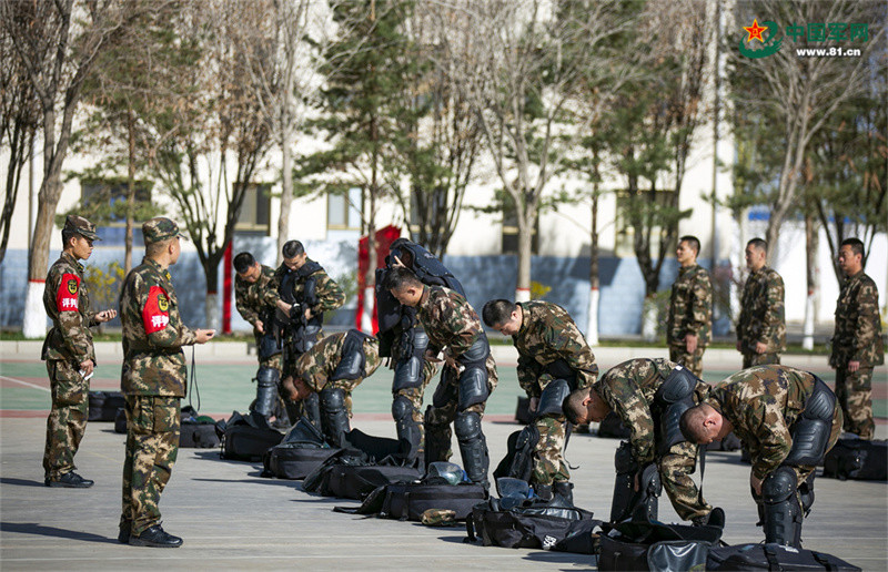 近日,武警甘肃总队酒泉支队紧贴部队任务实际,积极组织官兵开展装备