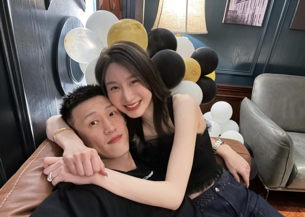 广东周鹏520晒甜蜜合影老婆肤白貌美大长腿手戴大钻戒耀眼
