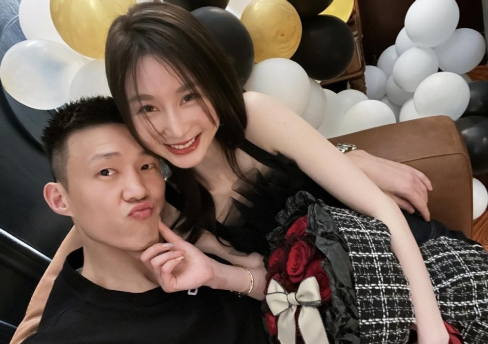 广东周鹏520晒甜蜜合影老婆肤白貌美大长腿手戴大钻戒耀眼