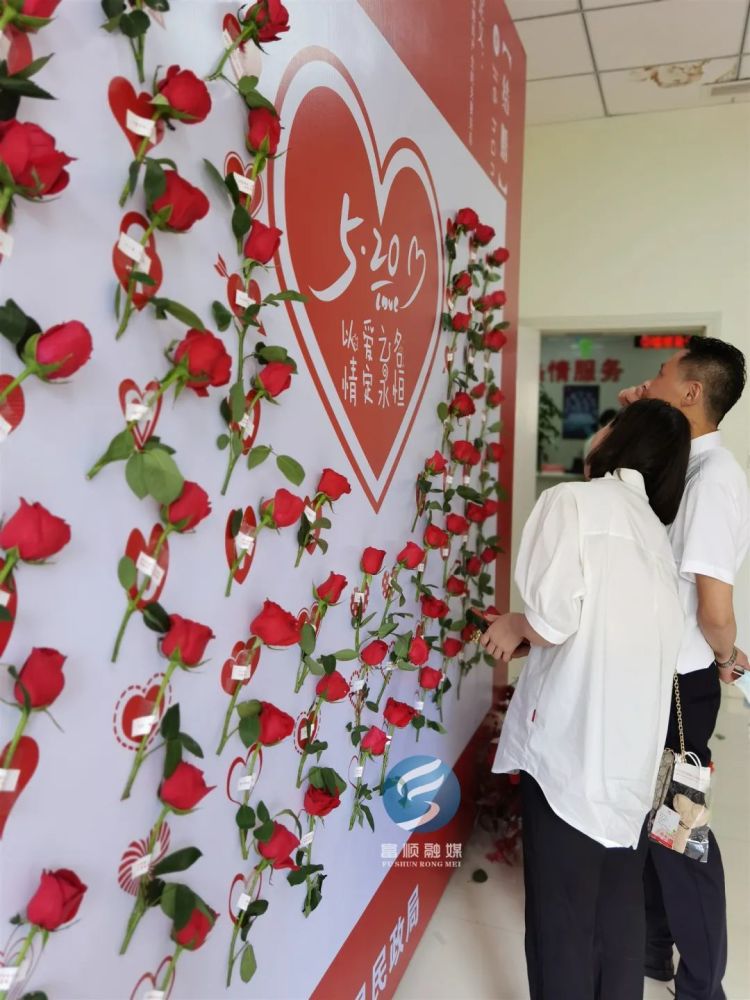 墙取下一朵红玫瑰装饰一新整个办证大厅和领证台有不一样的领证体验感