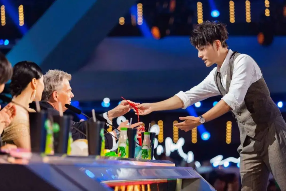 春晚魔术师邓男子化身"金牌推荐官":无限视界,看你想看!_腾讯新闻