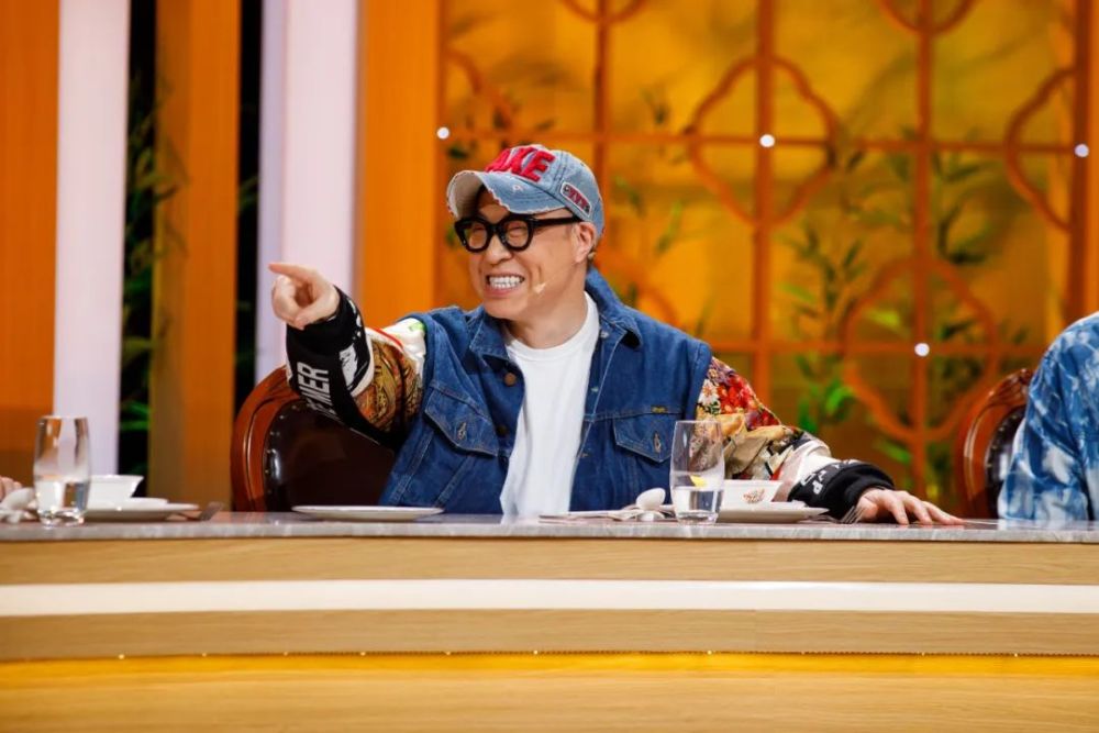 "食来运转"环节,詹昊辰,挞爷代表各自队伍参加"第一届粤菜杯摔跤比赛"