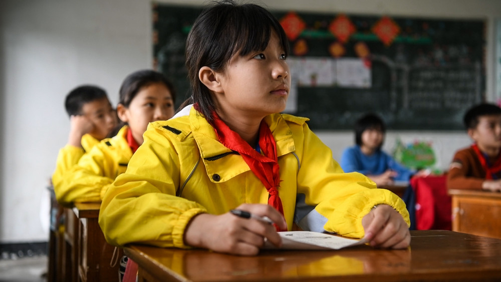 5月20日,在广西融水苗族自治县东阳村小学,学生们在认真上课.