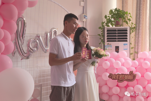 新人说……新人 黄华燊(男) 谢敏萍(女)今天,在