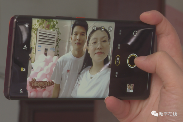 新人说……新人 黄华燊(男) 谢敏萍(女)今天,在