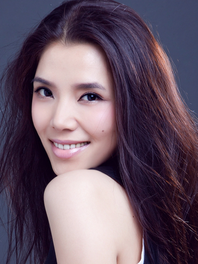 知名演员李佳璇导演丈夫去世8年与狗为伴她的痴情让人泪目