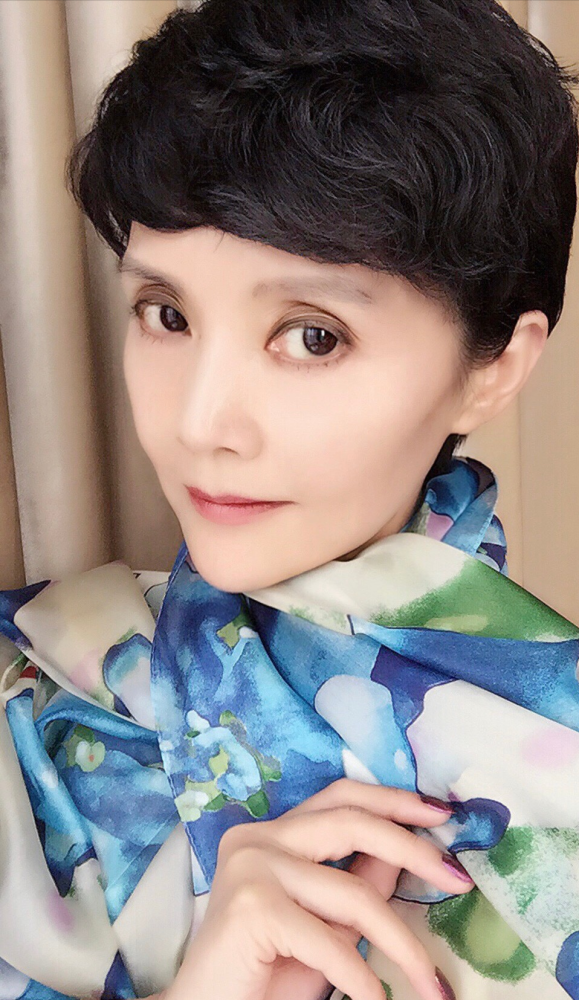 知名演员李佳璇导演丈夫去世8年与狗为伴她的痴情让人泪目