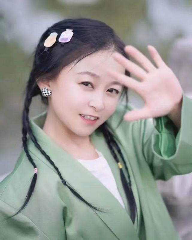 袖珍人朱洁身高不足一米三演戏唱歌样样行嫁给爱情笑容灿烂