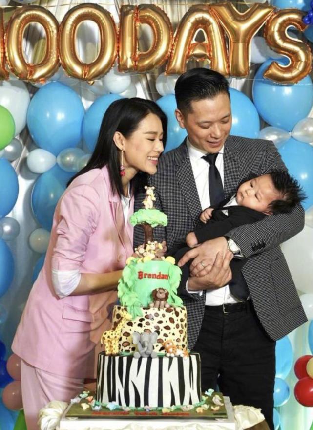 胡杏儿生三胎后苍老不少,皱纹明显白发也不染,却依然一脸幸福